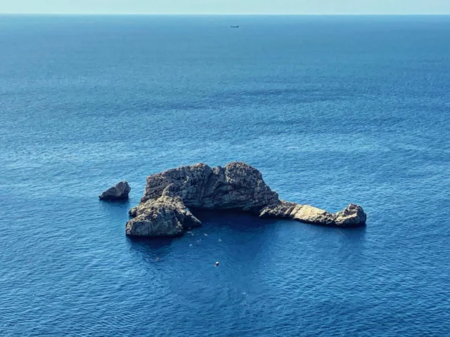 🏝️ Con el nombre de Ses Margalides, situados al norte de Ibiza, son conocidos dos islotes que se encuentran frente a la costa de Ses Balandres, en la costa de Santa Inés.

🌊 Se trata de dos islotes de dimensiones muy diferentes. El más pequeño, Es Picatxo, es una roca de forma redondeada que apenas emerge del mar. El islote mayor se llama Sa Foradada y tiene forma de media luna con sus dos puntas apuntando a la isla de Ibiza, aunque a nosotr@s nos recuerda a un animal. ¿Y a ti?

👀 Si quieres verlo de cerca, ven a dar la Vuelta a Ibiza en Kayak con VIK este verano. ¡No te quedes sin tu plaza!

👉🏼 Visita www.vueltaibizakayak.com